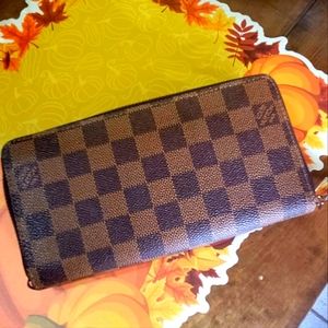 Louie Vuitton zippy wallet